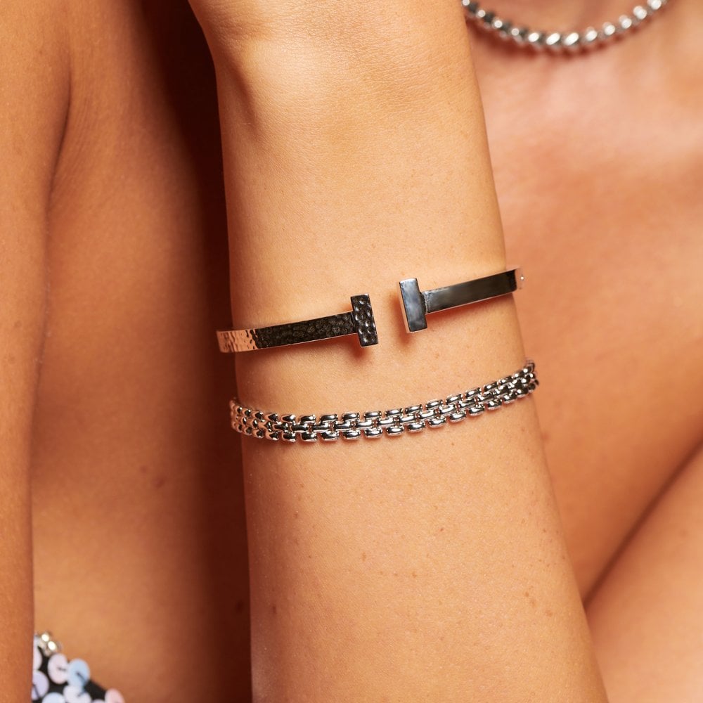 Hot Diamonds Hammered T-Bar Bangle DC227 model shot