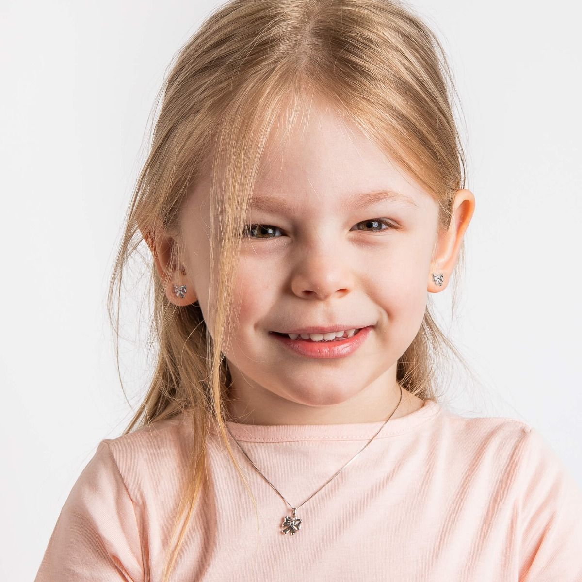 D for Diamond Bow Necklace P5513 MODEL